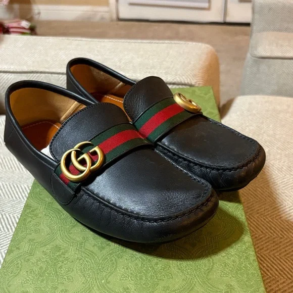 Gucci Black Loafers with Gold Emblem - Picture 4 of 10